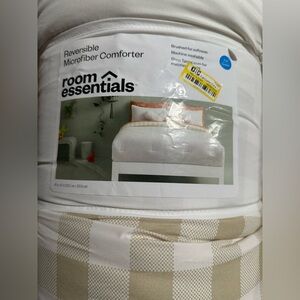 Room Essentials Reversible Comforter - White and Tan Checkered